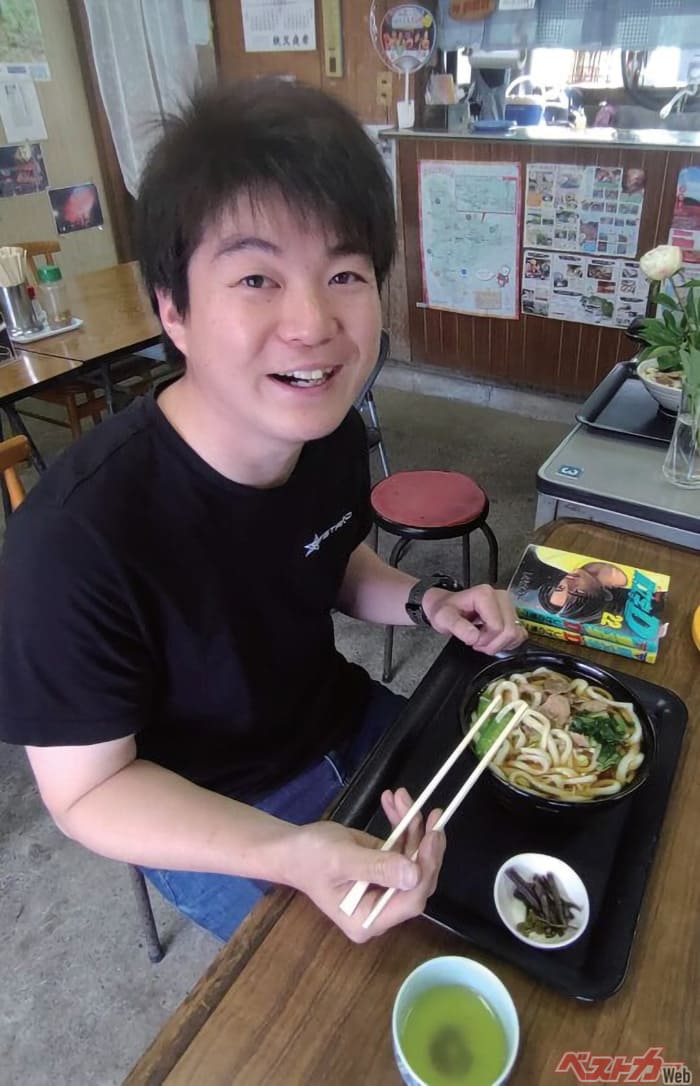 新井さんと「峠の茶屋」名物の肉うどん